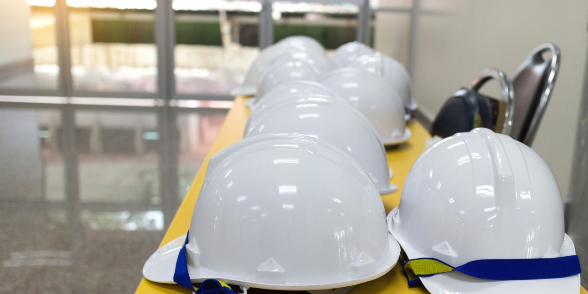 Hełmy ochronne, a przeglądy i nadzór nad stanem technicznym 