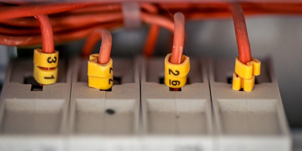 Zminimalizowanie ryzyka porażenia prądem elektrycznym – rękawice elektroizolacyjne i odzież