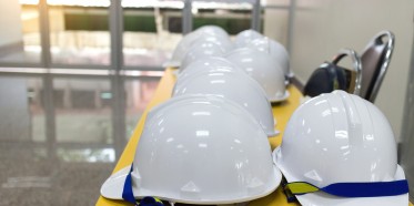Hełmy ochronne, a przeglądy i nadzór nad stanem technicznym 