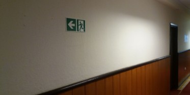 Znaki ewakuacyjne w miejscu pracy