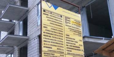 ZNAKI I TABLICE INFORMACYJNE NA BUDOWIE – RODZAJE I ZASTOSOWANIE