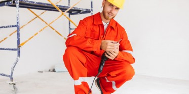 KOMBINEZONY OCHRONNE BHP – DLA KOGO I W JAKICH PRACACH?