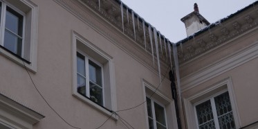 Odśnieżanie dachów – szczególnie niebezpieczna praca