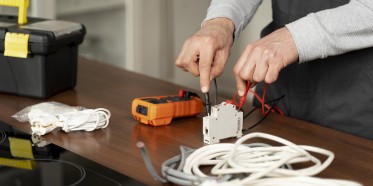 Praca z narzędziami elektrycznymi — jak zadbać o bezpieczeństwo pracowników?
