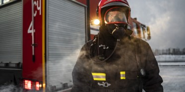 Przegląd innowacyjnych rozwiązań, takich jak tkaniny antybakteryjne, odblaskowe czy odporne na ogień