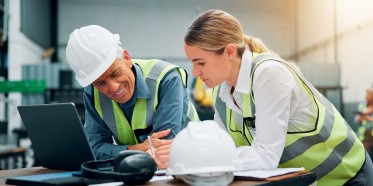 Kompleksowe BHP w firmie – jak dobrać środki ochrony, które realnie chronią i spełniają normy?