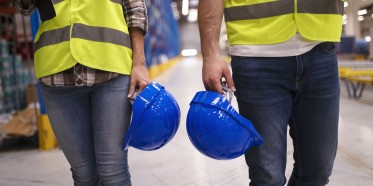 Kompleksowe wyposażenie BHP – jak wybrać sprawdzone środki ochrony dla pracowników?